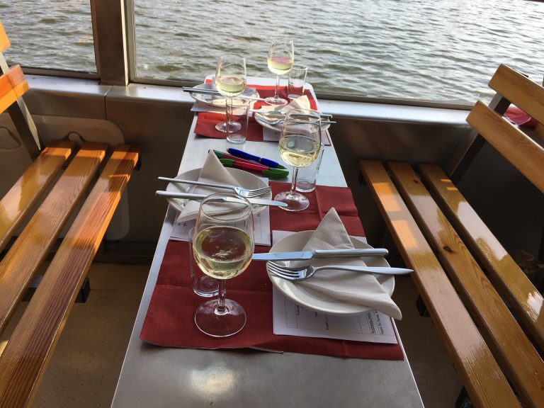 Weinprobe mit Tellern