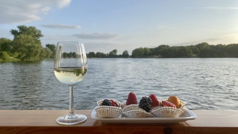 SOLAARIS achtern mir Weinglas und Gebäck