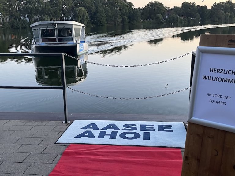 SOLAARIS einlaufend mit Befrüßungsschild