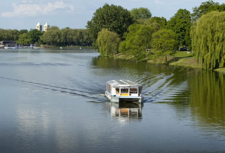 Das Solarschiff Solaaris fährt von der Sonne angetrieben im Linienverkehr auf dem Aasee in Münster.
Foto: Münsterview/Tronquet